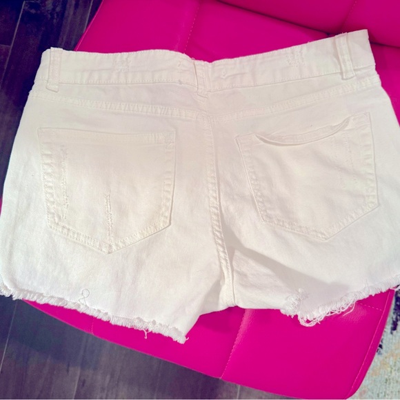 Ocean Drive white denim shorts new with tags. Smoke free distressed size 9 tts - Picture 5 of 6